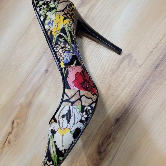 Guess - Picture 3 of 8